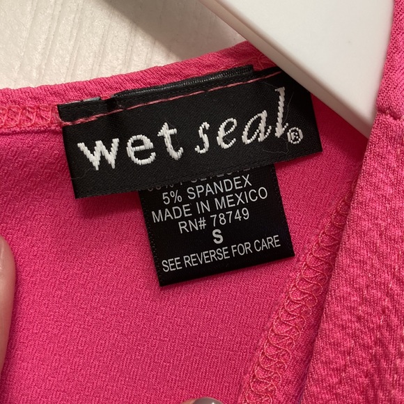 Small Wet seal Hot pink, side cutout, zipper crop top - Picture 3 of 3